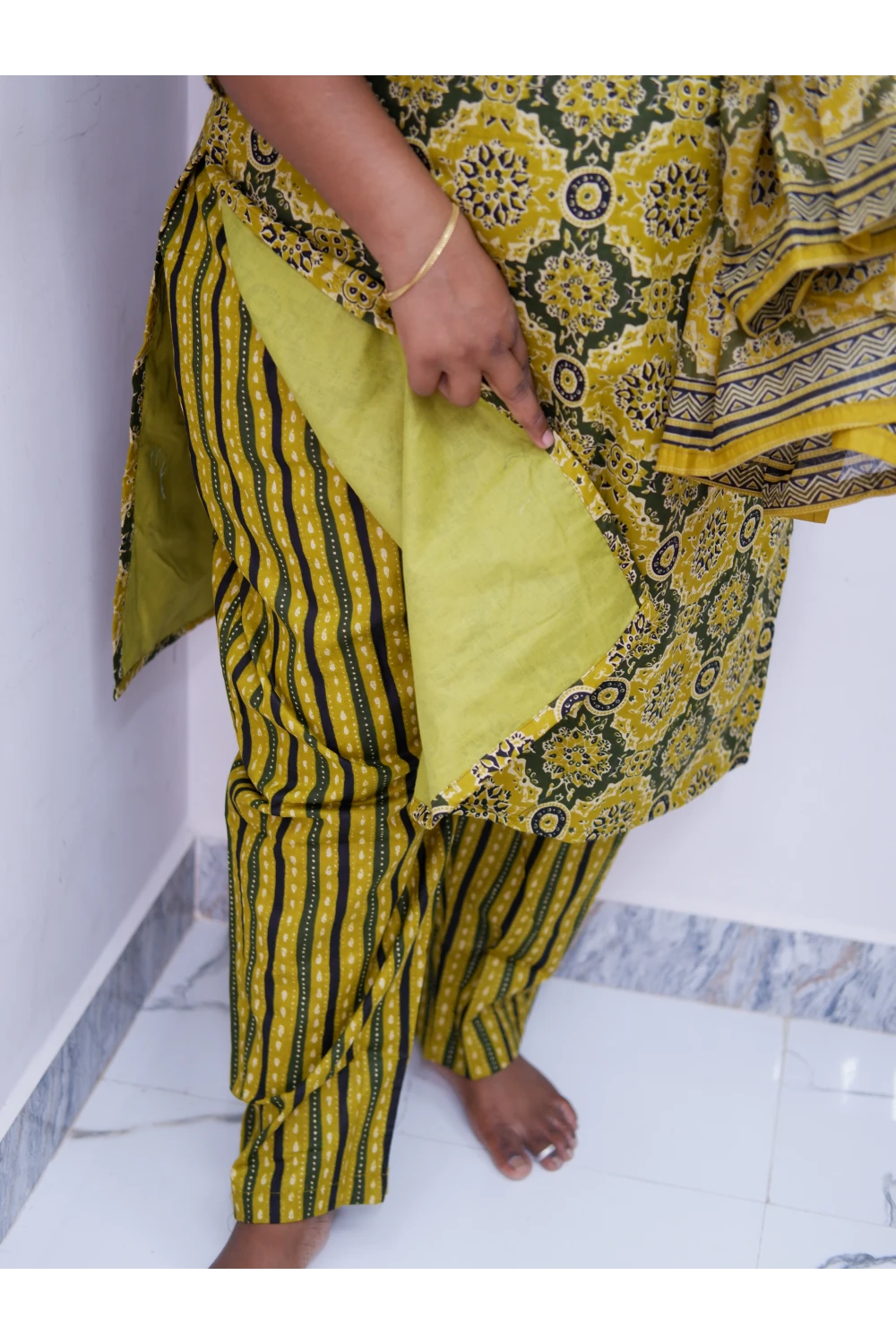 Graceful Cotton Printed Salwar Suit with Shawl – Casual & Festive Wear